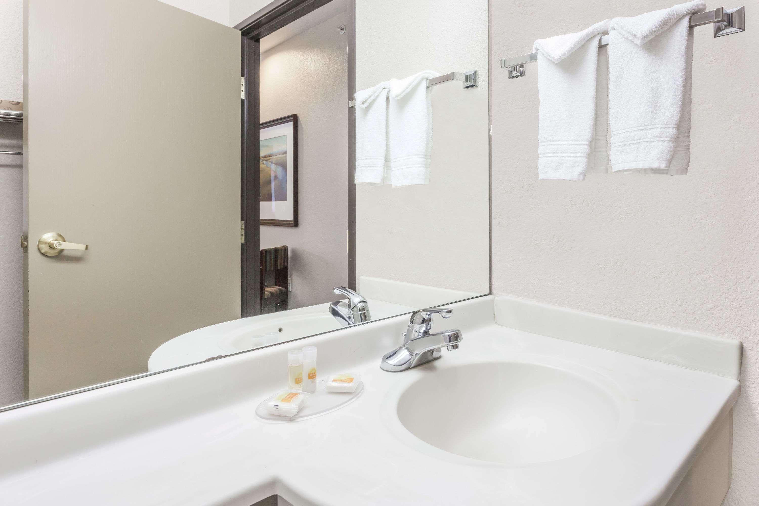 Days Inn By Wyndham Near Kansas Speedway Κάνσας Σίτι Εξωτερικό φωτογραφία